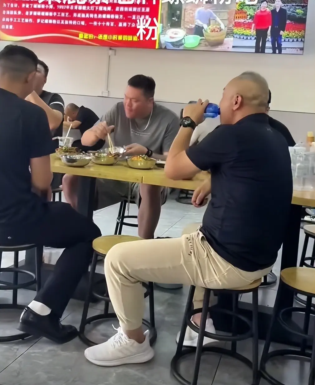 给双胞胎老, 提升家乡特 给双胞胎老, 提升家乡特